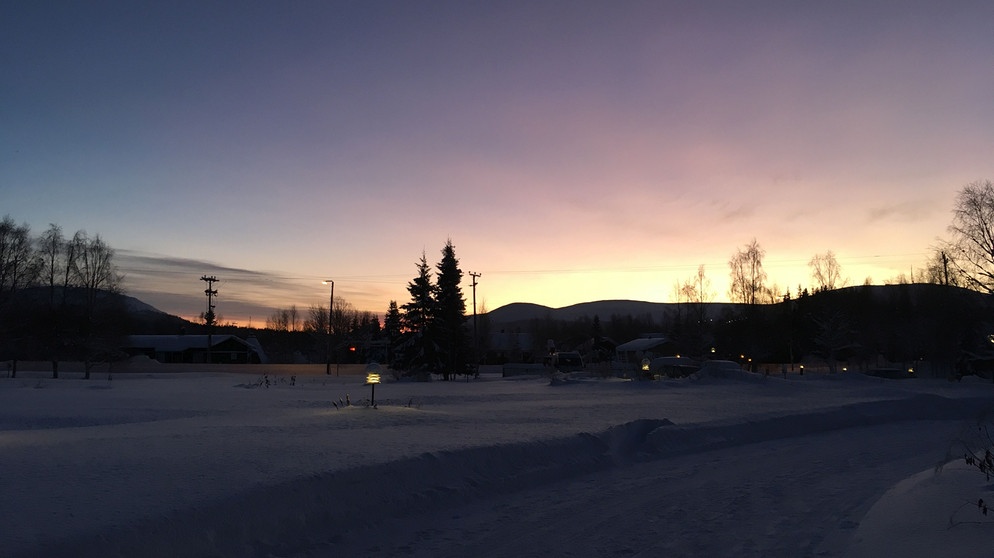 Winterwandern in Lappland: So sieht der Sonnenaufgang in Lappland, nördlich des Polarkreises, im Januar um 9 Uhr aus. | Bild: BR/Petra Martin