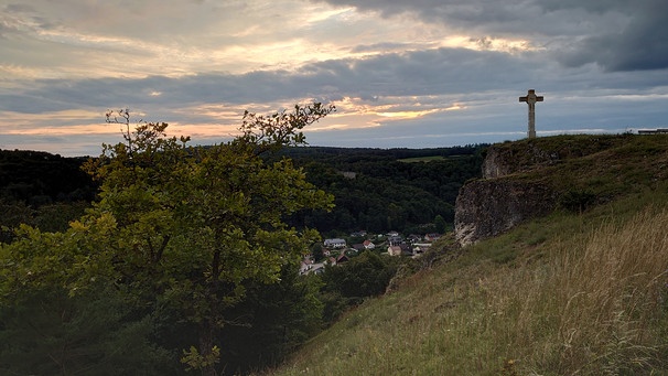 Sonnenuntergangstour im Anlautertal: Aus dem Anlautertal hinauf zum Gipfelkreuz | Bild: BR/Ulrike Nikola