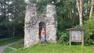 Iller-Durchbruch: Sigfried Winkler, Vorsitzender der Naturschutzgruppe Altusried-Wiggensbach vor dem Turm der Burgruine Kalden | Bild: BR/Chris Baumann