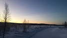 Winterwandern in Lappland: Wobei "Sonnenaufgang" nicht ganz stimmt: Die Sonne kommt noch nicht über den Horizont, sie schickt lediglich ihre Strahlen. Noch ist Polarnacht. | Bild: BR/Petra Martin