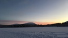 Winterwandern in Lappland: Recht viel heller wird's zur Zeit der Polarnacht nicht. Der Schnee reflektiert das wenige Licht aber, so dass es heller ist, als es auf dem Bild wirkt. | Bild: BR/Petra Martin