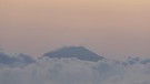 Salina: Der Stromboli durchbricht die Wolkendecke | Bild: BR/Andreas Pehl