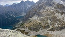 Hohe Tatra: Morskie Oko (Meerauge) links, der Schwarze See unterhalb der Meeraugspitze rechts oben. Im Hintergund der Rysy (Meeraugspitze) | Bild: BR/Thomas Reichart; Lisa Maria Strasser