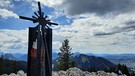 Bergbus: Am Gipfelkreuz der Alpspitze wird's schon böiger | Bild: BR/Jonas Breitner