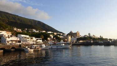 Salina: Die Inselhauptstadt Santa Marina in der Morgensonne | Bild: BR/Andreas Pehl