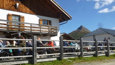 Vom Kreuzbergpass zur Nemes-Alm: Die Nemes-Alm ist gut besucht. | Bild: BR/Andrea Zinnecker