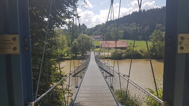 Iller-Durchbruch: Die Hängebrücke ... früher war hier eine Fähre | Bild: BR/Chris Baumann