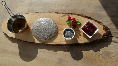 Schwarze Polenta aus Buchweizenmehl mit Mohn, Zucker und Milch | Bild: BR/Annette Eckl