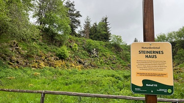 Zum Steinernen Haus in der mystischen Basaltlandschaft | Bild: BR; Christiane Scherm