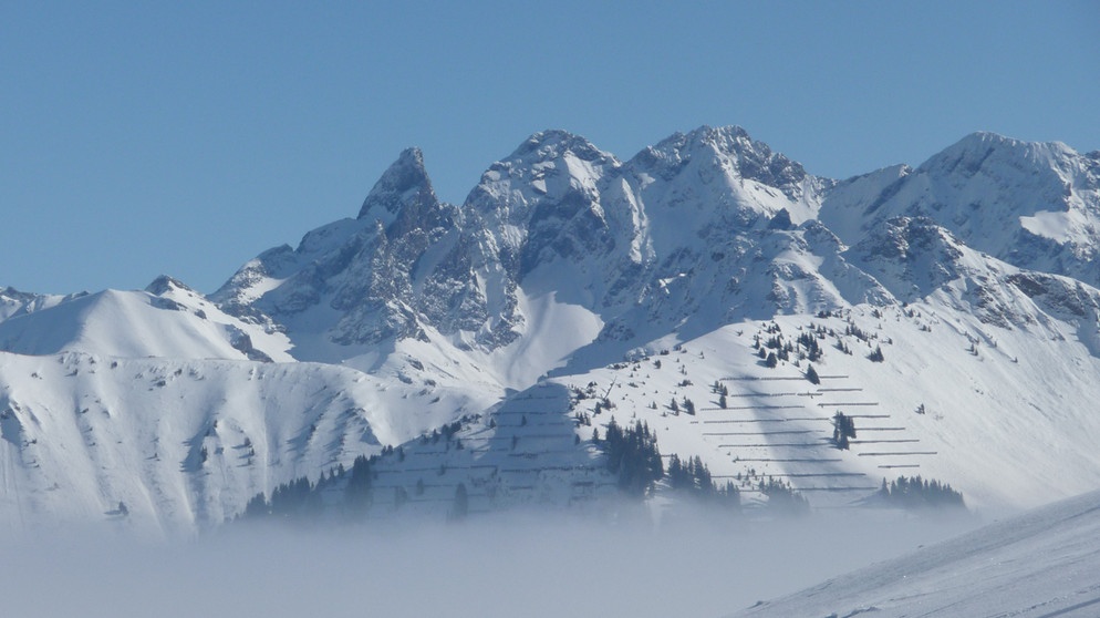 Karstlöcher zwischen Schneedünen und Schneefinken | Bild: BR; Georg Bayerle