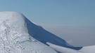 Karstlöcher zwischen Schneedünen und Schneefinken | Bild: BR; Georg Bayerle