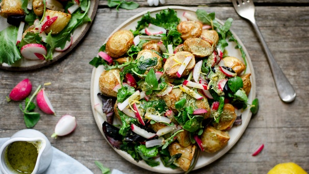 Bild von leckerem Bratkartoffelsalat mit Radieschen  | Bild: mauritius images / foodcollection / Anna Wierzbinska