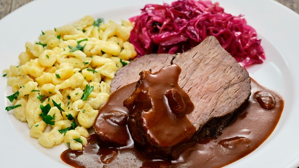 Ein Teller mit Sauerbraten, Spätzle und Rotkraut  | Bild: mauritius images / Kyoko Uchida / Alamy / Alamy Stock Photos