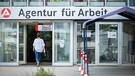 Frau vor Arbeitsagentur | Bild: BR