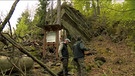 Naturpark-Ranger Mark Van der Sart begeht mit einem Kollegen den Felsenpfad im Höllental. | Bild: BR-Studio Franken