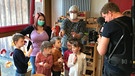 Manches im Leben ist zeitlos. Wie das Kastanienbasteln. Wir haben es schon gemacht, unsere Kinder machen es. Wie hier im Katholischen integrativen Kindergarten Sankt Johannis in Rothenburg ob der Tauber. | Bild: BR