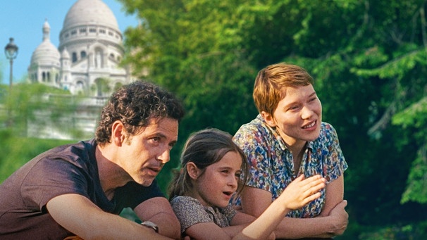 Clément (Melvil Poupaud), Sandra (Léa Seydoux) und Tochter Linn (Camille Leban-Martins) schauen zusammen auf Paris. | Bild: Les Films Pelléas/BR/Arte/Denis Lenoir