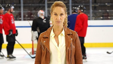 „Capo“ Sonja Schwarz (Chiara Schoras) ermittelt in Bozens Eishockeywelt. | Bild: ARD Degeto/Hans-Joachim Pfeiffer