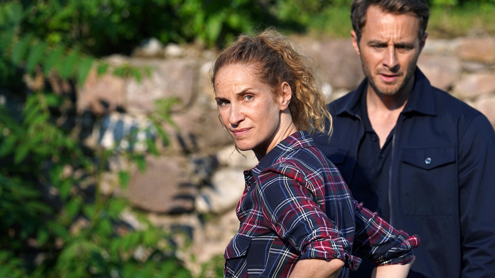 „Capo“ Sonja Schwarz (Chiara Schoras, links) und Jonas Kerschbaumer (Gabriel Raab, rechts) auf der Suche nach Hinweisen. | Bild: ARD Degeto/Hans Joachim Pfeiffer