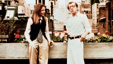 Der Komiker Alvy Singer (Woody Allen, rechts) hat beim Tennisspielen die attraktive Annie Hall (Diane Keaton) kennengelernt, beide finden rasch Gefallen aneinander. | Bild: ARD Degeto