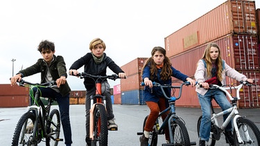 Bereit für die Verfolgung - von links: Tarun (Caspar Fischer-Ortmann), Jonny (Leander Pütz), Hanna (Linda Madita Steuber) und Alice (Emilia Flint). | Bild: NDR/Letterbox/Aidan Monaghan