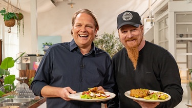 Björn Freitag und Ludwig "Lucki" Maurer kochen bei "Einfach und köstlich" ihre Lieblingsrezepte aus dem Ruhrpott und aus Bayern. | Bild: WDR/2Bild TV.Events & Media GmbH/Christopher Nußbaumer