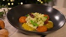 Orangen-Fenchel-Salat mit Süßkartoffeln und Ziegenkäse-Crostini mit Balsamico-Datteln von Ali Güngörmüş. | Bild: WDR/2bild TV. Events & Media GmbH