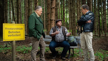 Ein Wanderer (Roberto Martinetz, Mitte) wurde beklaut und hat Hubert (Christian Tramitz, rechts) und Girwidz (Michael Brandner, links) gerufen. | Bild: ARD/BR/Arved Uhlig
