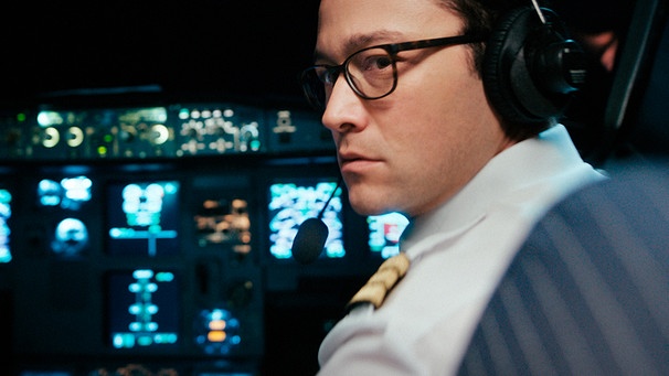 Kopilot Tobias Ellis (Joseph Gordon-Levitt) kann bei Start des Flugzeugs nicht ahnen, was bei diesem Flug auf ihn zukommen wird. | Bild: BR/SWR