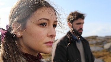 Dylan (Jonathan Delaney Tynan, rechts) mit Amy White (Katie White), der Freundin seiner entführten Tochter. | Bild: ARD Degeto/Züli Aladag