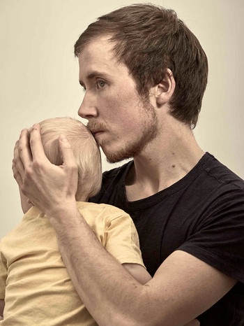 Freddy mit seinem Sohn, den er geboren hat. | Bild: BR/WDR/Manuel Vazquez