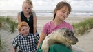 Knopfauges Rettung: Jan (Sebastian Husak), Silke (Pia Koch) und Milla (Joanna Ferkic). | Bild: BR/NDR/Thomas Kost