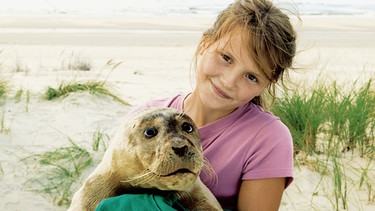 Milla (Joanna Ferkic) und der gerettete Heuler Knopfauge. | Bild: BR/NDR/Thomas Kost