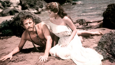 Odysseus (Kirk Douglas) wird nach Jahren des Umherirrens an einen Strand gespült, wo ihn die Königstochter Nausikaa (Rossana Podestà) findet. | Bild: BR/Colosseo Film/MDR