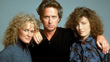 Zwischen zwei Frauen: Dan Gallagher (Michael Douglas), seine Ehefrau Beth (Anne Archer, rechts) und seine Affäre Alex Forrest (Glenn Close). | Bild: ARD Degeto/BR/Paramount Pictures