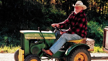 Mit seinem John-Deere-Rasenmäher macht sich der 73-jährige Alvin Straight (Richard Farnsworth) auf den Weg, um seinen 500 Kilometer entfernt lebenden Bruder zu besuchen. Sechs Wochen dauert die Reise durch das amerikanische "Heartland". | Bild: BR/Telepool