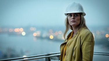 Über den Dächern von Hamburg bekommt Nina Peffer (Silke Bodenbender) plötzlich Zweifel. | Bild: ARD Degeto/Aspekt Telefilm/Gordon Timpen