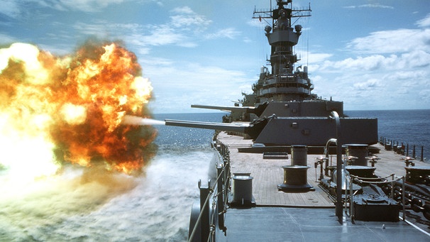 Das Kriegsschiff USS IOWA feuerte seine Kanonen ab während einer Übung in den Gewässern vor Vieques. | Bild: BR/NARA (gemeinfrei)/PHAN David Carreras