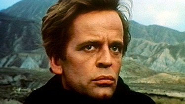 Viktor Barrett (Klaus Kinski). | Bild: BR/Degeto/rbb