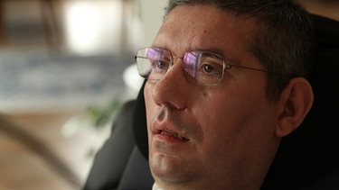 Michel Nahidi an seinem Sprachcomputer. | Bild: BR/Tobias Tempel