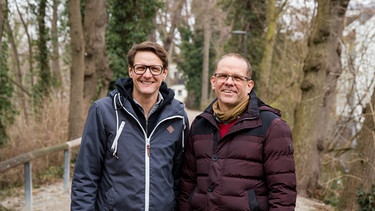 Von links: Martin und Franz beim Spaziergang. | Bild: BR/Tobias Tempel