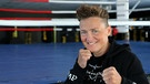 Tina Schüssler vor dem Boxring. | Bild: BR/Stefan Panzner