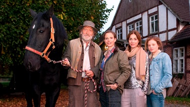 Das Wiedersehen von Matthiesen (Matthias Habich) mit seinen Töchtern Esther (Julia Jäger, 2. von links), Rahel (Ulrike C. Tscharre) und Thirza (Anja Antonowicz, rechts) verläuft nicht gerade herzlich. | Bild: ARD Degeto/Nicolas Maack