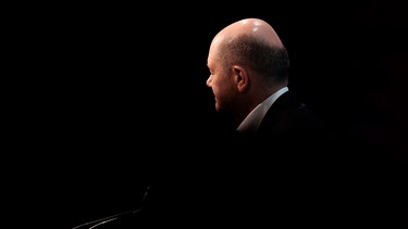 dpatopbilder - 07.11.2024, Berlin: Bundeskanzler Olaf Scholz (SPD) spricht vor Teilnehmern des Forums der Deutschen Telekom AG nach dem Bruch der Ampel-Koalition. Foto: Carsten Koall/dpa +++ dpa-Bildfunk +++ | Bild: dpa-Bildfunk/Carsten Koall