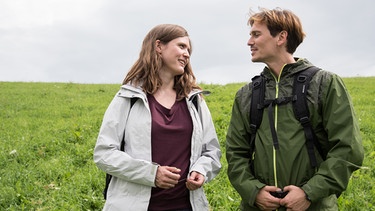 Miriam (Emily Cox) und Tom (Christopher Schärf) wiederholen die Trauerreise. | Bild: BR/Lieblingsfilm & Royal Pony Film/Meike Birk