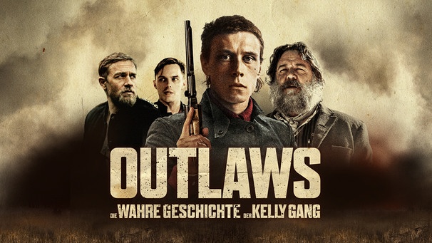 Der australische Bandit Ned Kelly (George MacKay, vorne) kämpft gegen die britische Obrigkeit, verkörpert von Sergeant Kevin O’Neil (Charlie Hunnam, l.) und Constable Alexander Fitzpatrick (Nicholas Hoult). | Bild: Punk Spirit Holdings Pty Ltd, Channel Four Television Corporation, Asia Film Investment Group Ltd and Screen Australia 2019