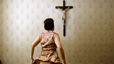Anna Maria (Maria Hofstätter) geißelt sich selbst im Angesicht des Kreuzes. | Bild: ARD Degeto/Tatfilm