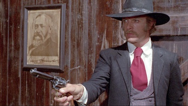 Sartana (Gianni Garko) hat es mit zahlreichen Angriffen, Mordversuchen und anderen kleinen Hindernissen zu tun.  | Bild: BR/MGM/Titanus/Julio Ortas