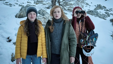 Von links: Alma (Laeni Geiseler), Lucia (Brigitte Hobmeier) und Valentina (Marie-Luise Stockinger) suchen am Muttstein nach der Leiche. | Bild: BR/NDR/ORF/Primary Pictures, Wien/X-Filme Produktion GmbH, Berlin/Oliver Oppitz