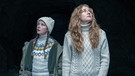 Alma (Laeni Geiseler, links) und Lucia (Brigitte Hobmeier) vor der Höhle am Muttstein.  | Bild: BR/NDR/ORF/Primary Pictures, Wien/X-Filme Produktion GmbH, Berlin/Oliver Oppitz